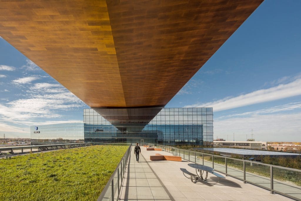 Paneles de madera natural para fachadas Parklex Prodema en las oficinas centrales de Zurich Norteamérica de Goettsch Partners