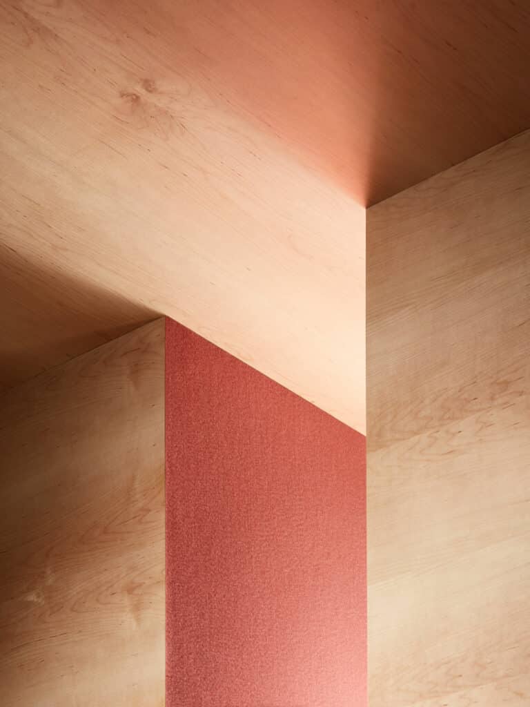 Natural timber panels for covered hotizontal features. Thanks to its properties, it can be installed both indoors and outdoors, allowing for visual continuity.
