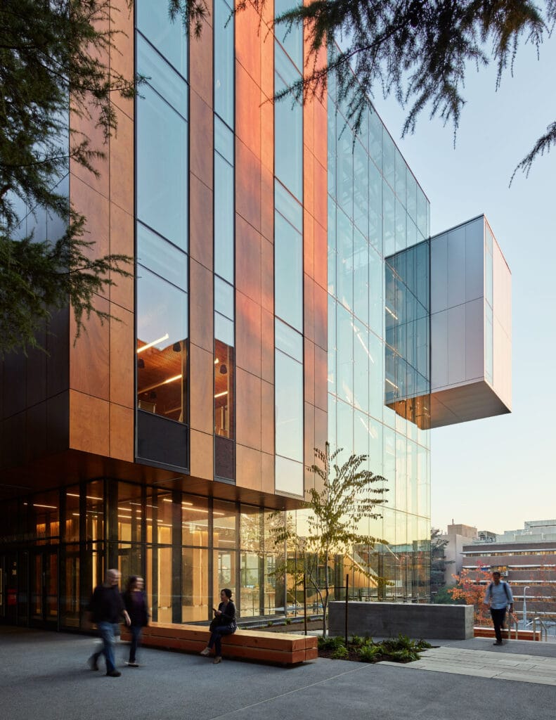 Paneles de madera natural Parklex Prodema en la fachada del Life Sciences Building, Universidad de Washington, diseñado por Perkins+Will.