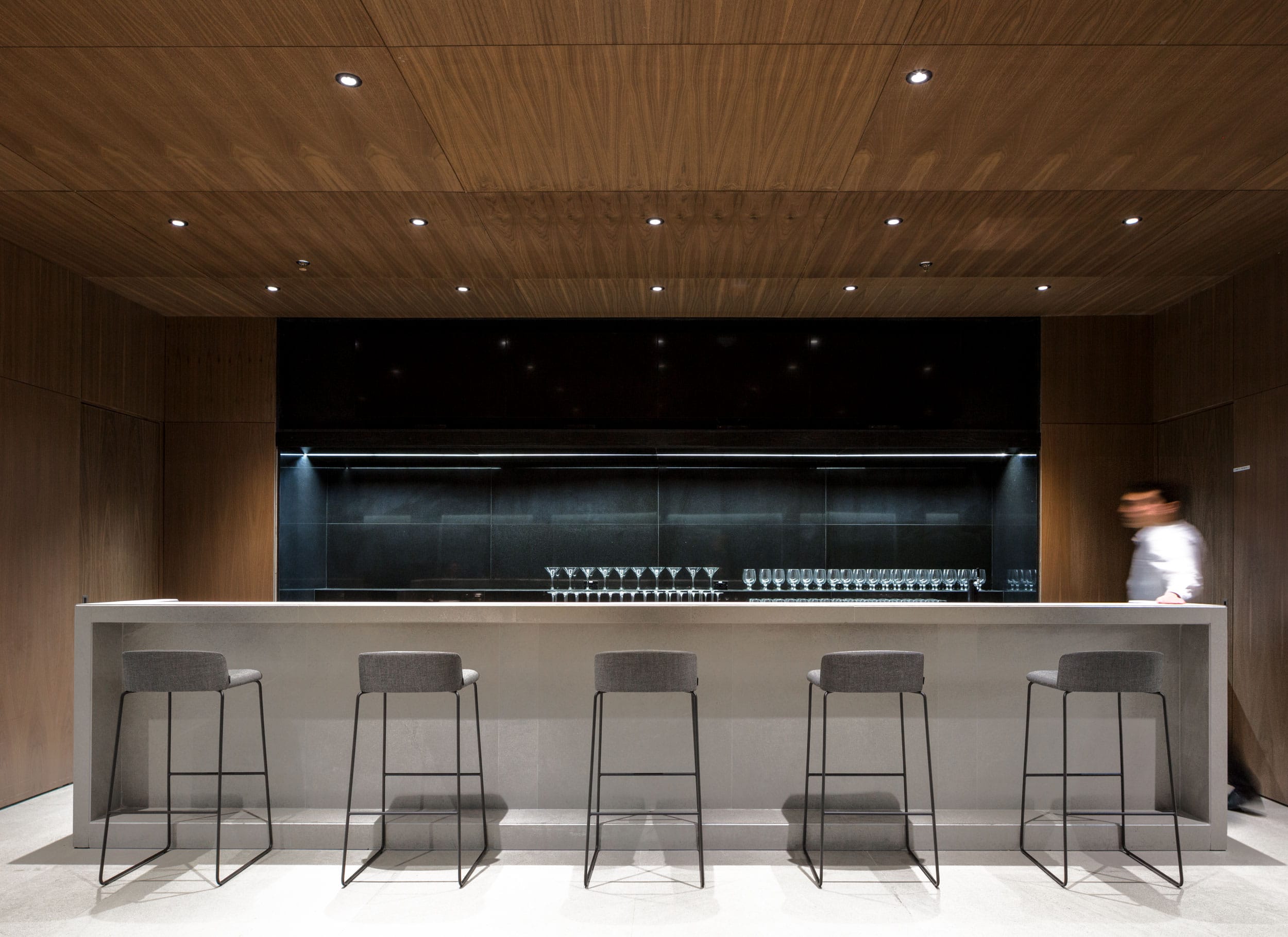 Falsos techos de madera: diseño, instalación y rendimiento técnico