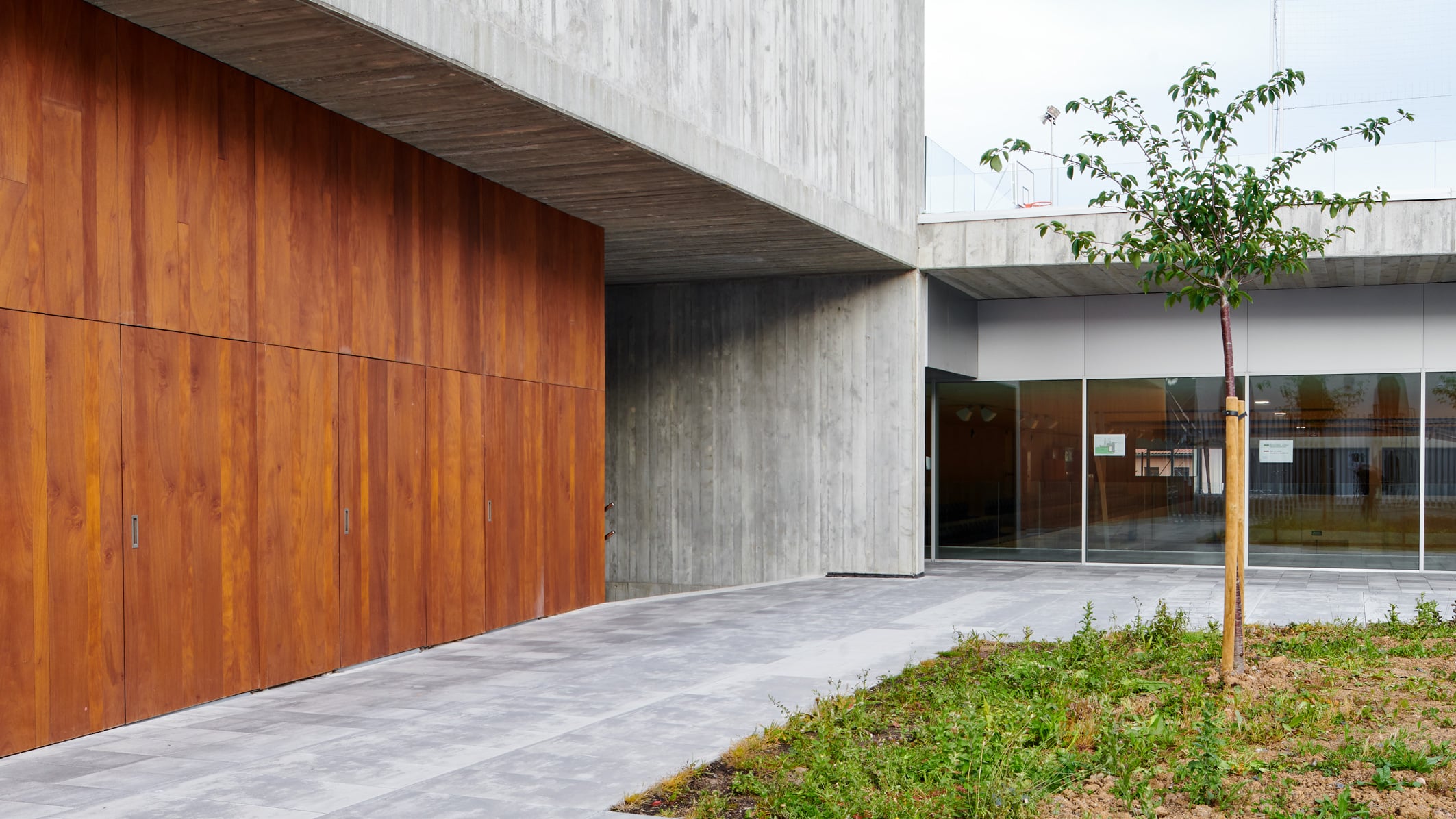 Concealed installation of slatted timber cladding at Aldapeta María School