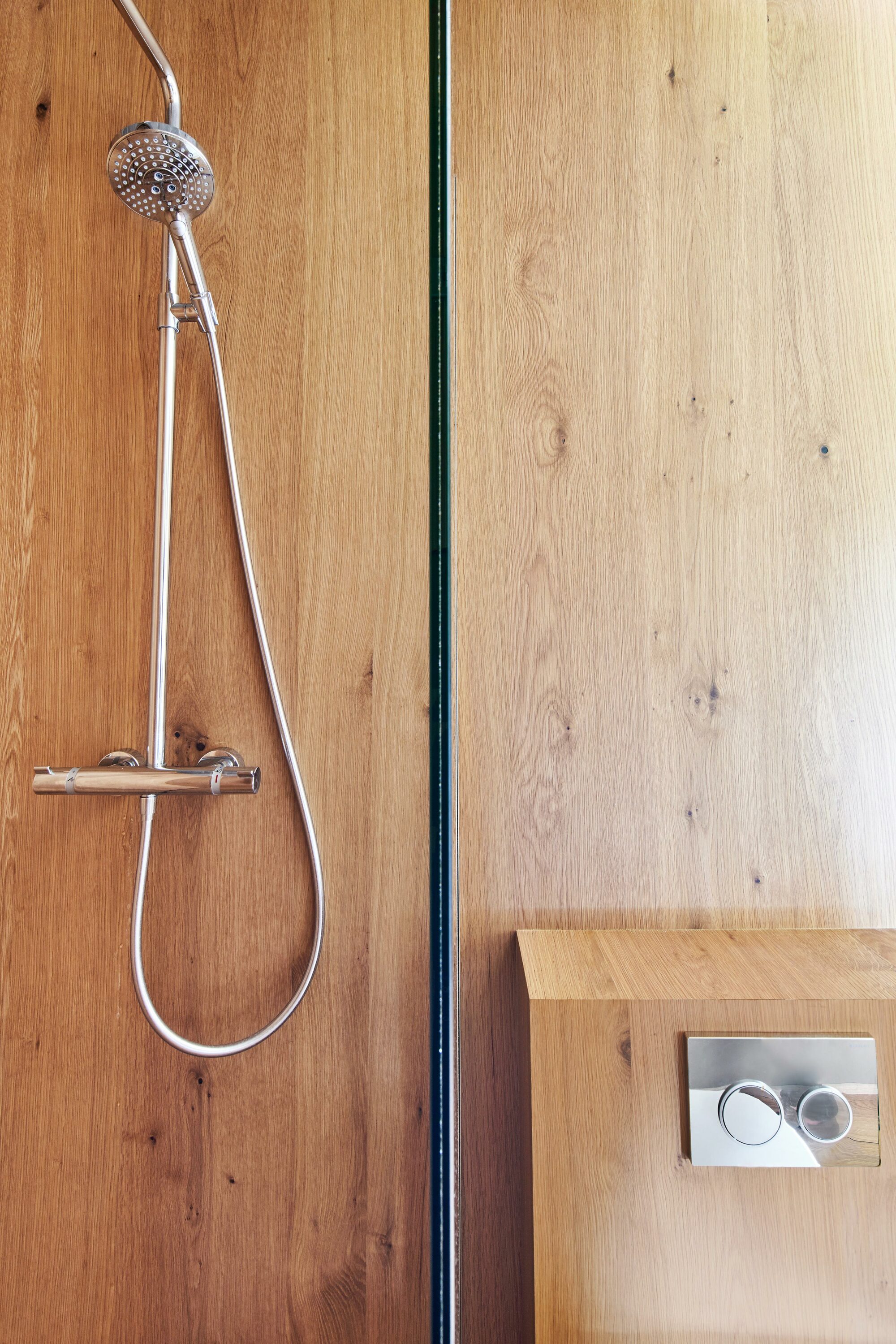 Parklex Prodema water-resistant wooden cladding ensures continuity of the Country Oak finish on the transition from the wall to the shower cabin at the Landaburu Borda country home