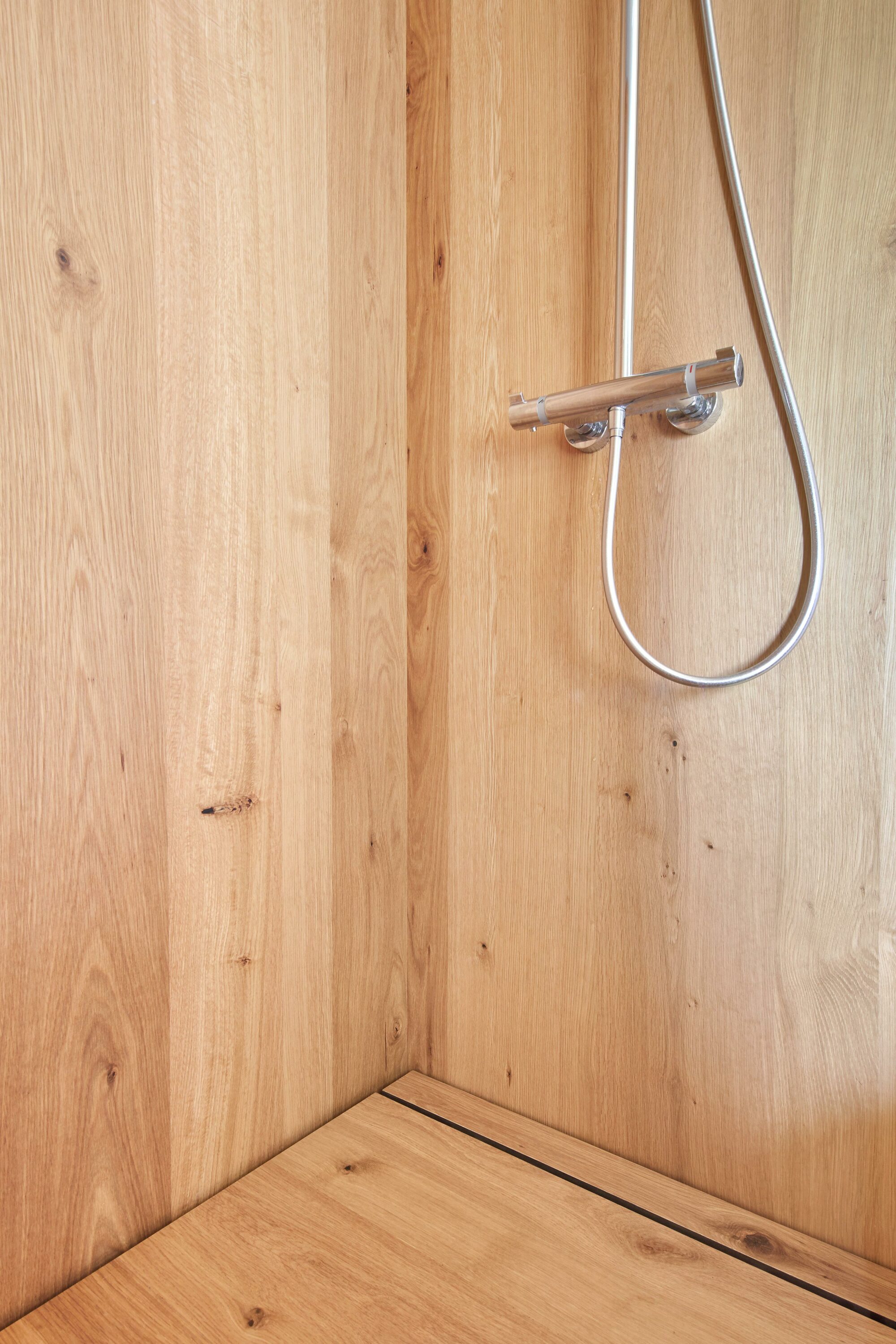 Parklex Prodema offers wooden panels suitable for areas frequently in contact with water, such as this shower stall in the Landaburu Borda country house