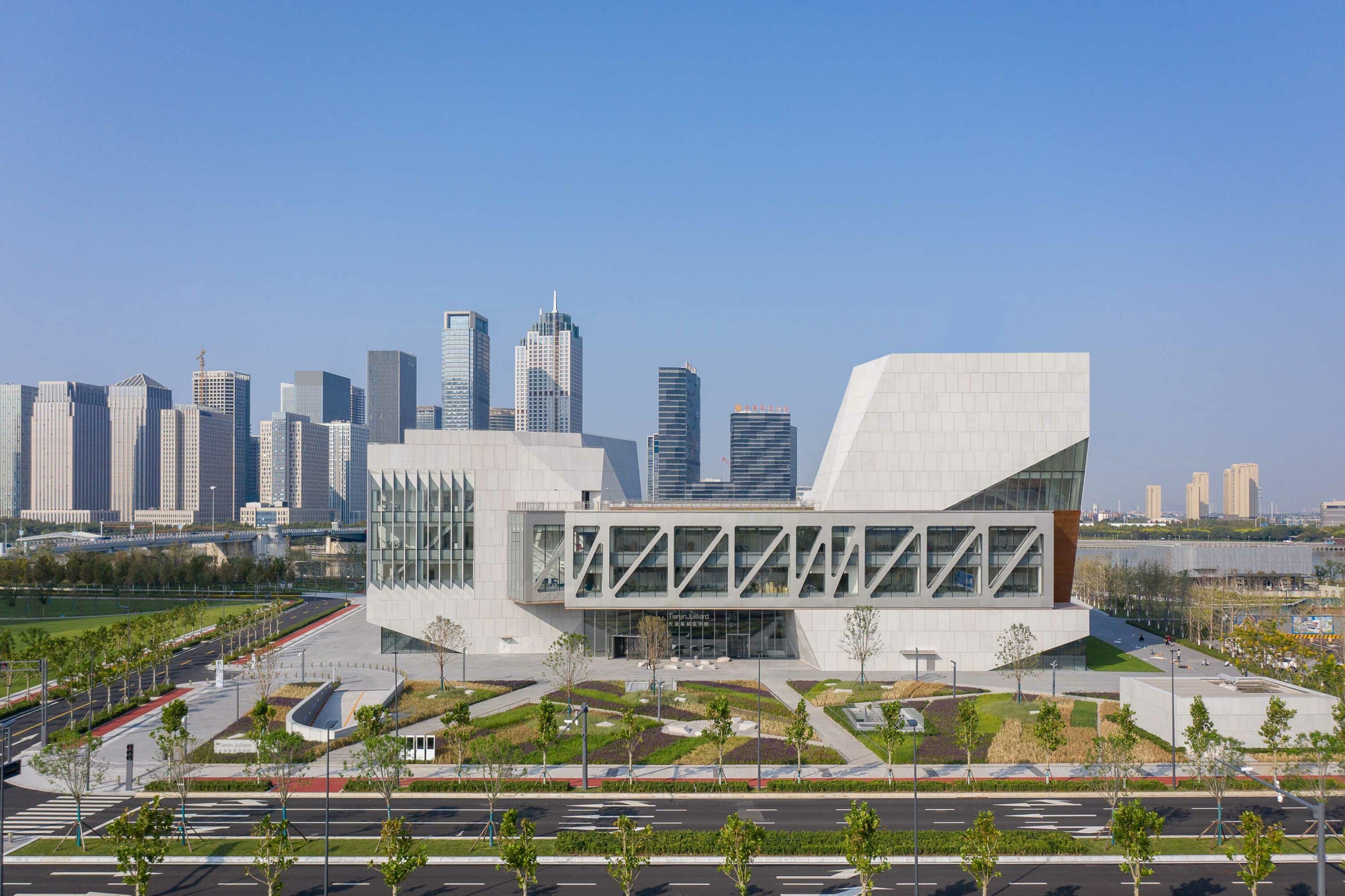 Le projet de Diller Scofidio + Renfro pour l'école Juilliard de Tianjin utilise des revêtements en bois Parklex Prodema sélectionnés manuellement.