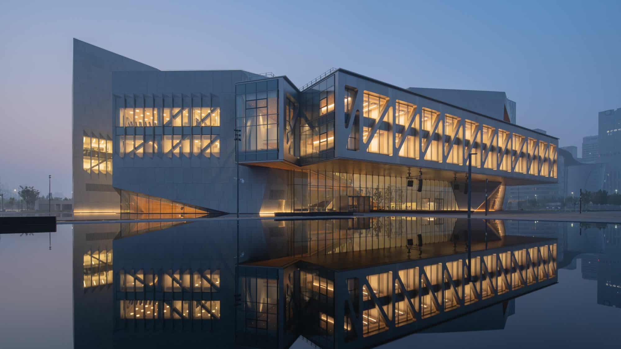 Four pavilions and five glass bridges accommodate classrooms, teaching studios, practice rooms, concerts, and recital spaces, enabling students to immerse themselves in the visual and auditory surroundings.