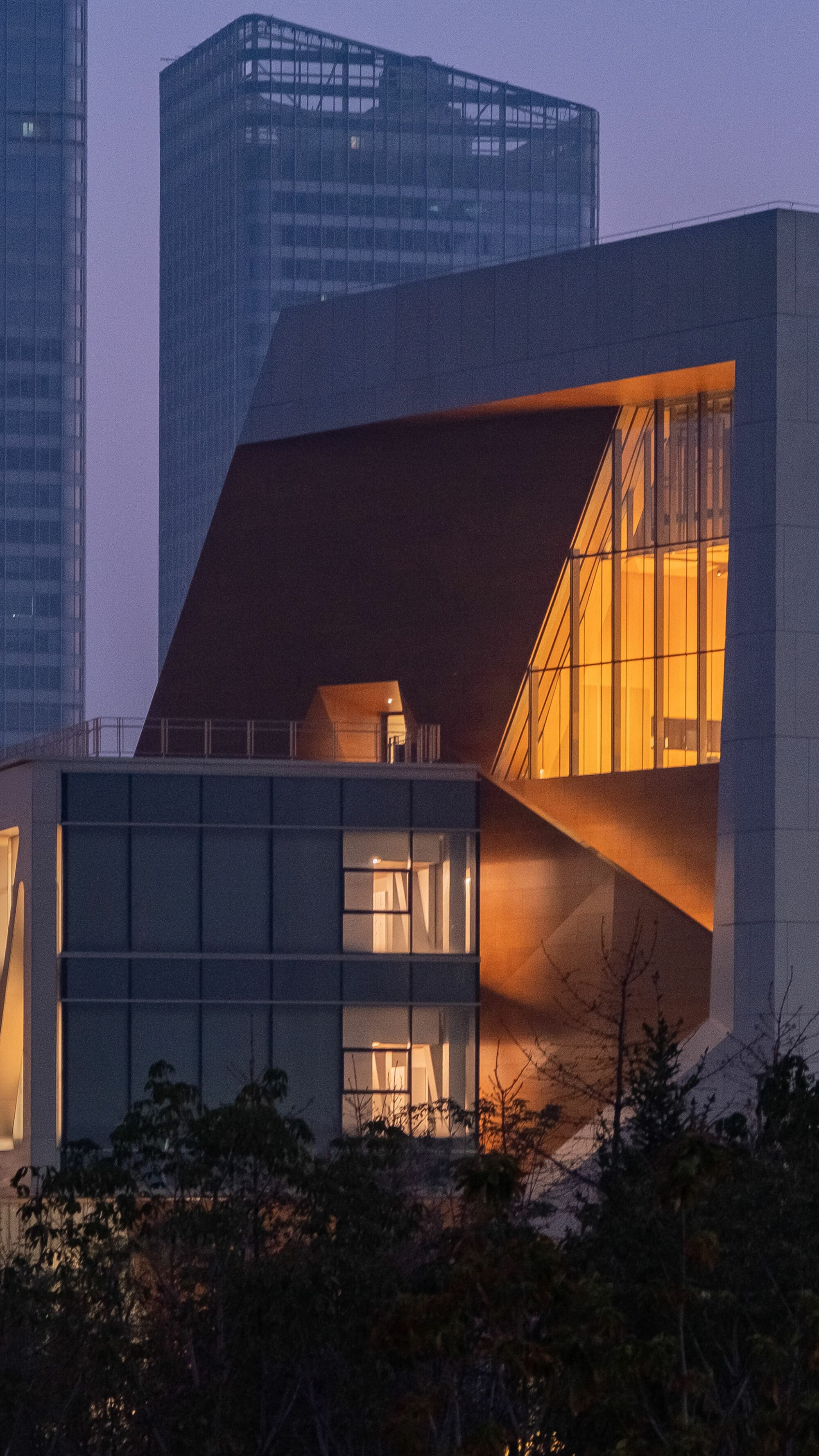 L'extérieur du bâtiment déploie des panneaux en bois Parklex Prodema pour une architecture à la finition rustique, qui sont hautement résistants, durables et provenant de sources durables.