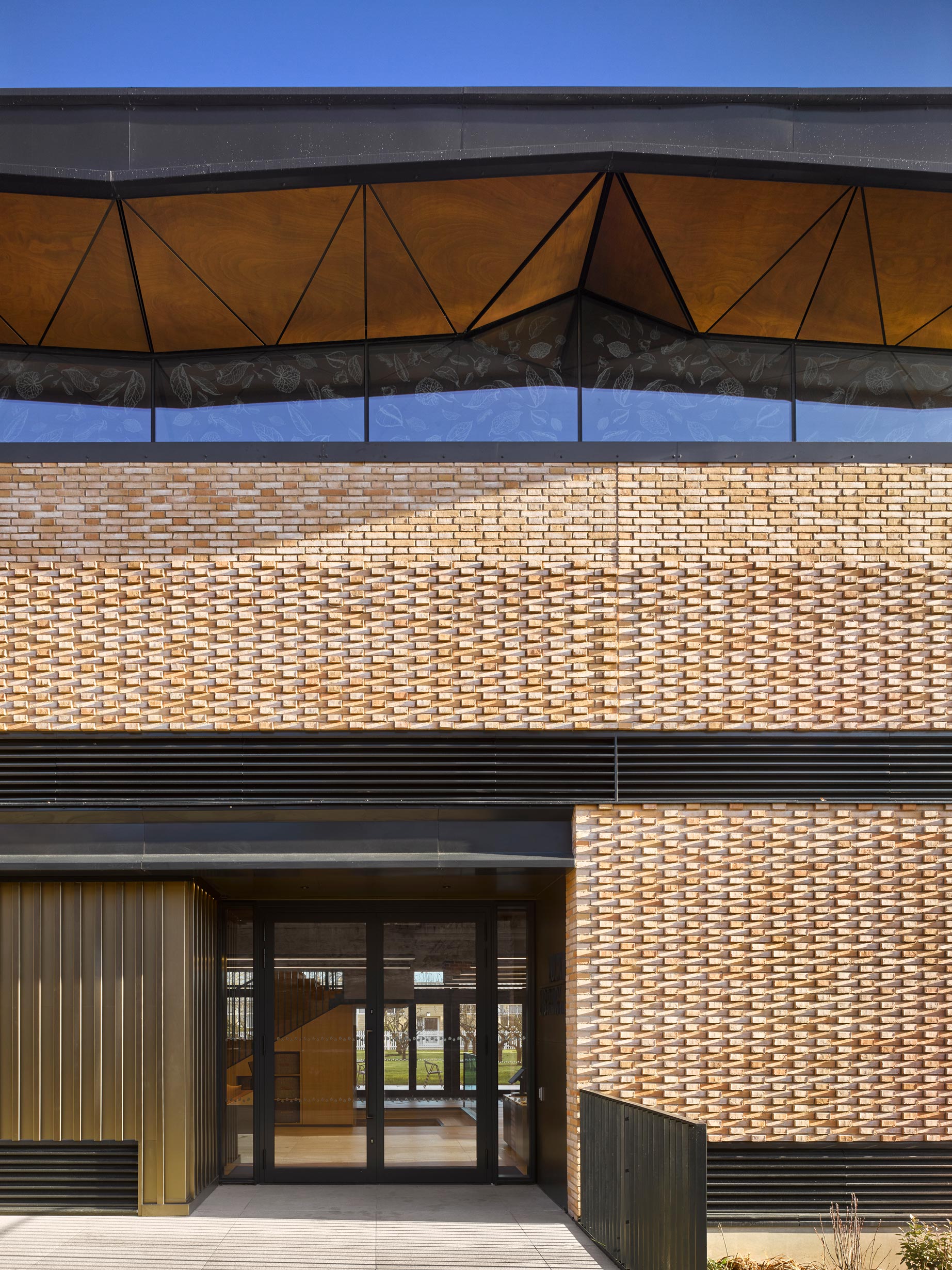 Continuidad estética entre espacios interiores y techos exteriores: soluciones con paneles de madera
