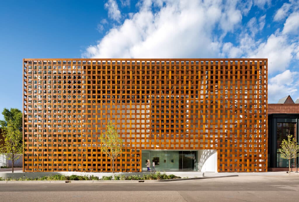 Museo de Arte de Aspen de Shigeru Ban Arquitectos. Celosía de madera de la fachada exterior hecha a medida por Parklex Prodema.
