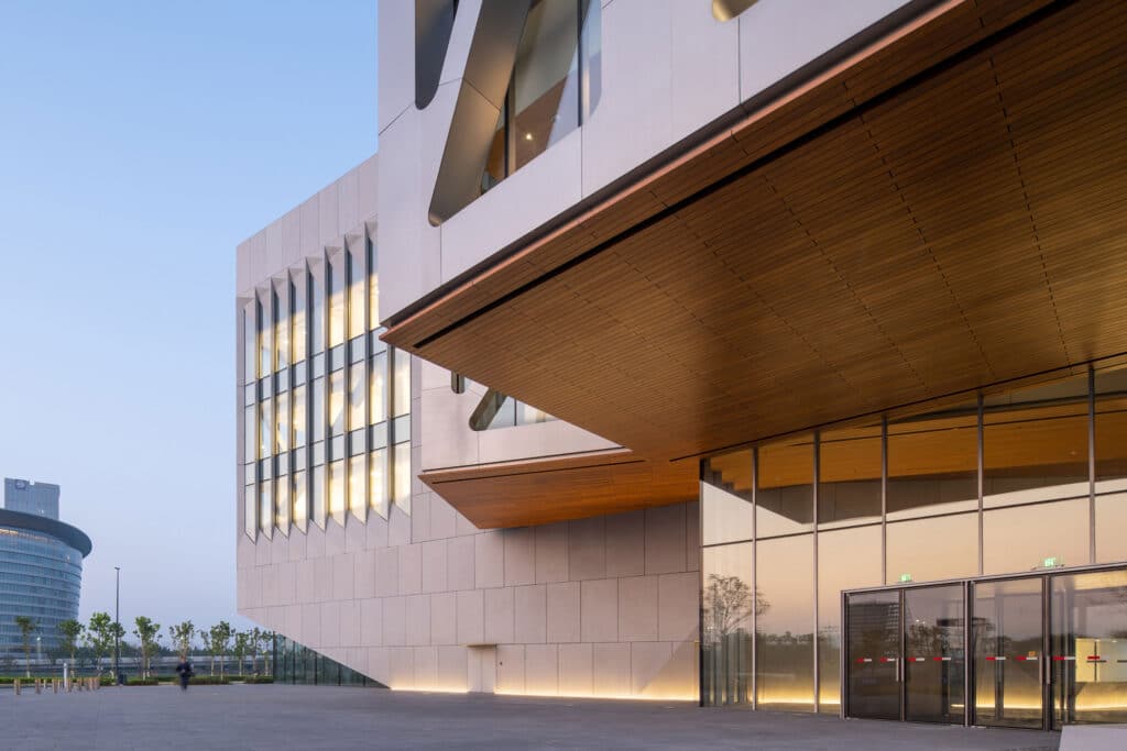 Diller Scofidio + Renfro han escogido falsos techos de exterior en madera natural de Parklex Prodema Rustik para la Escuela de música Juilliard en Tianjin