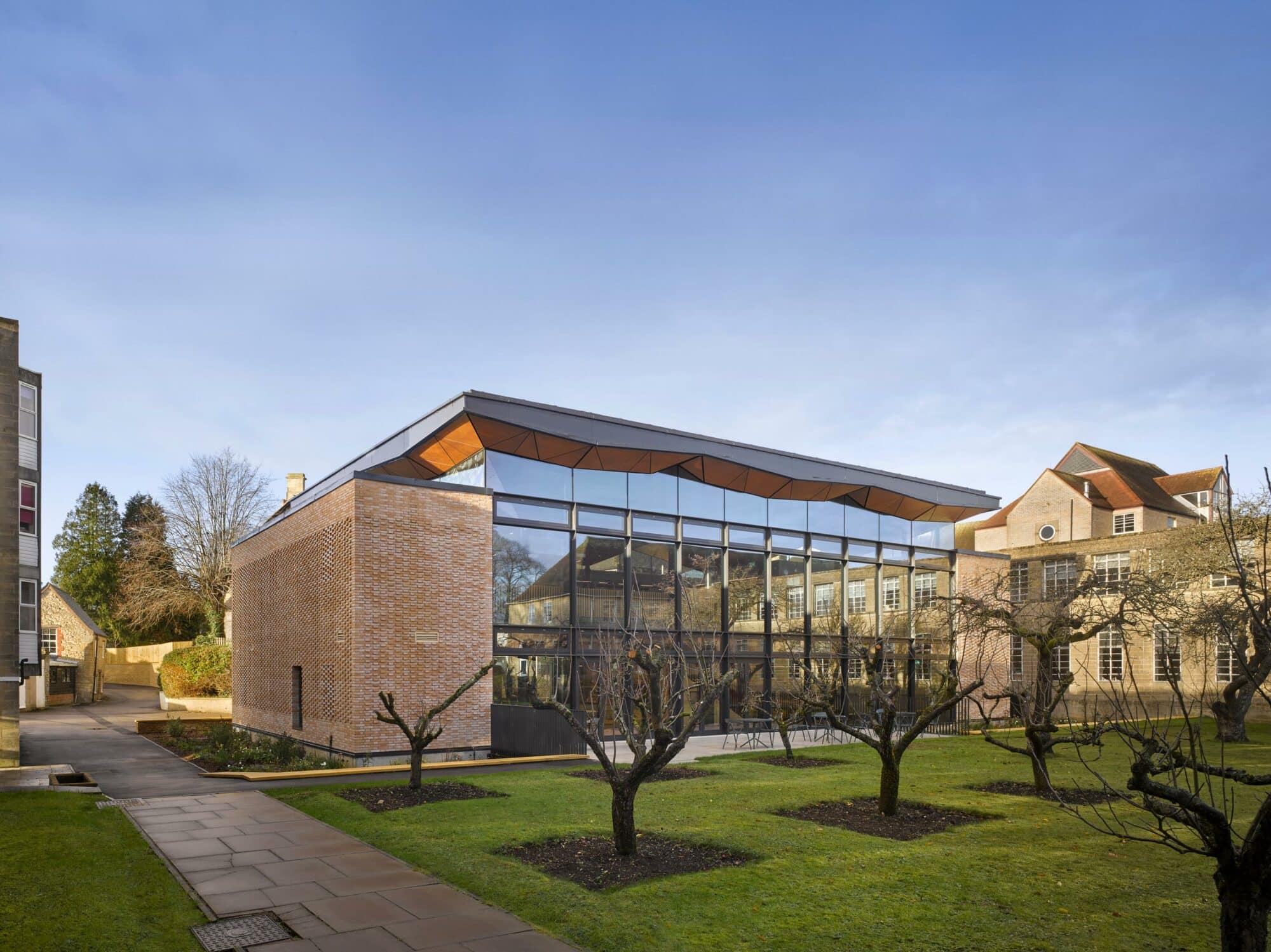 Parklex Prodema timber panels maintain the school’s traditional aesthetic while incorporating a central garden with apple trees