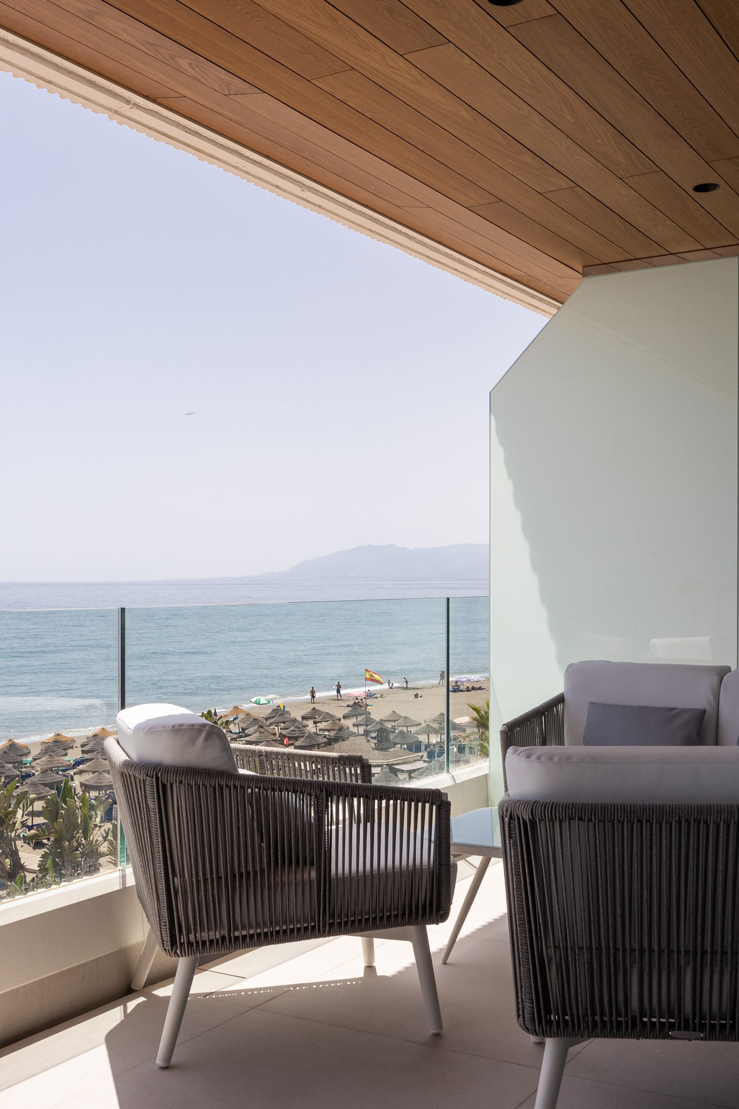 L'edificio 176 di Malaga, affacciato sul mare mediterraneo, utilizza i controsoffitti esterni in legno naturale Parklex Prodema sui balconi.