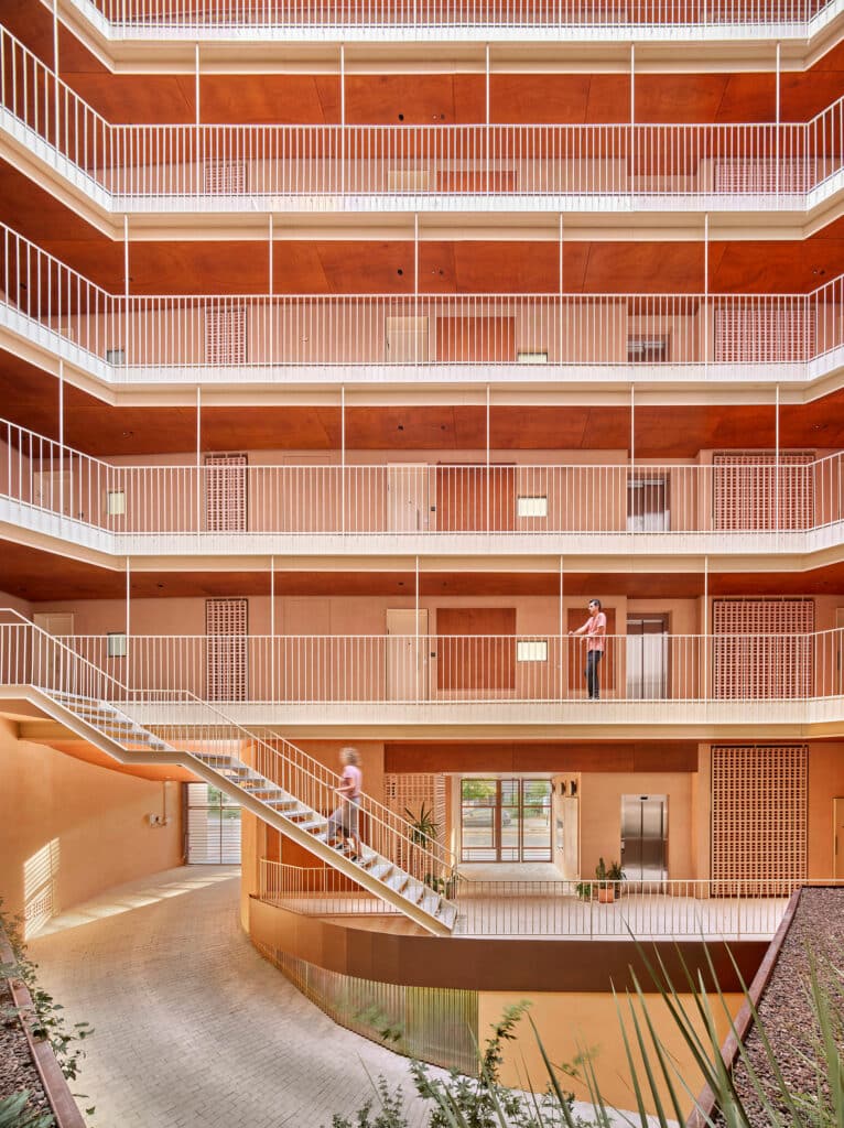 El falso techo de madera natural Parklex Prodema ha sido utilizado en las áreas comunes exteriores de este edificio de 106 viviendas, diseñado por MARMOLBRAVO y MADhel arquitectos.