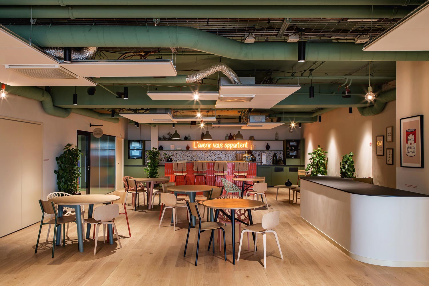 2022 CometWorkplaces RAAM Floor CountryOak 02