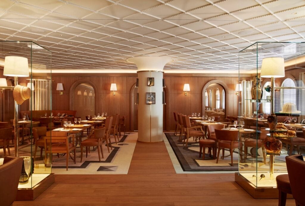Suelos con madera natural Parklex Prodema en el Restaurant L’Avenue en Saks 5th Avenue, Nueva York, de Philippe Starck