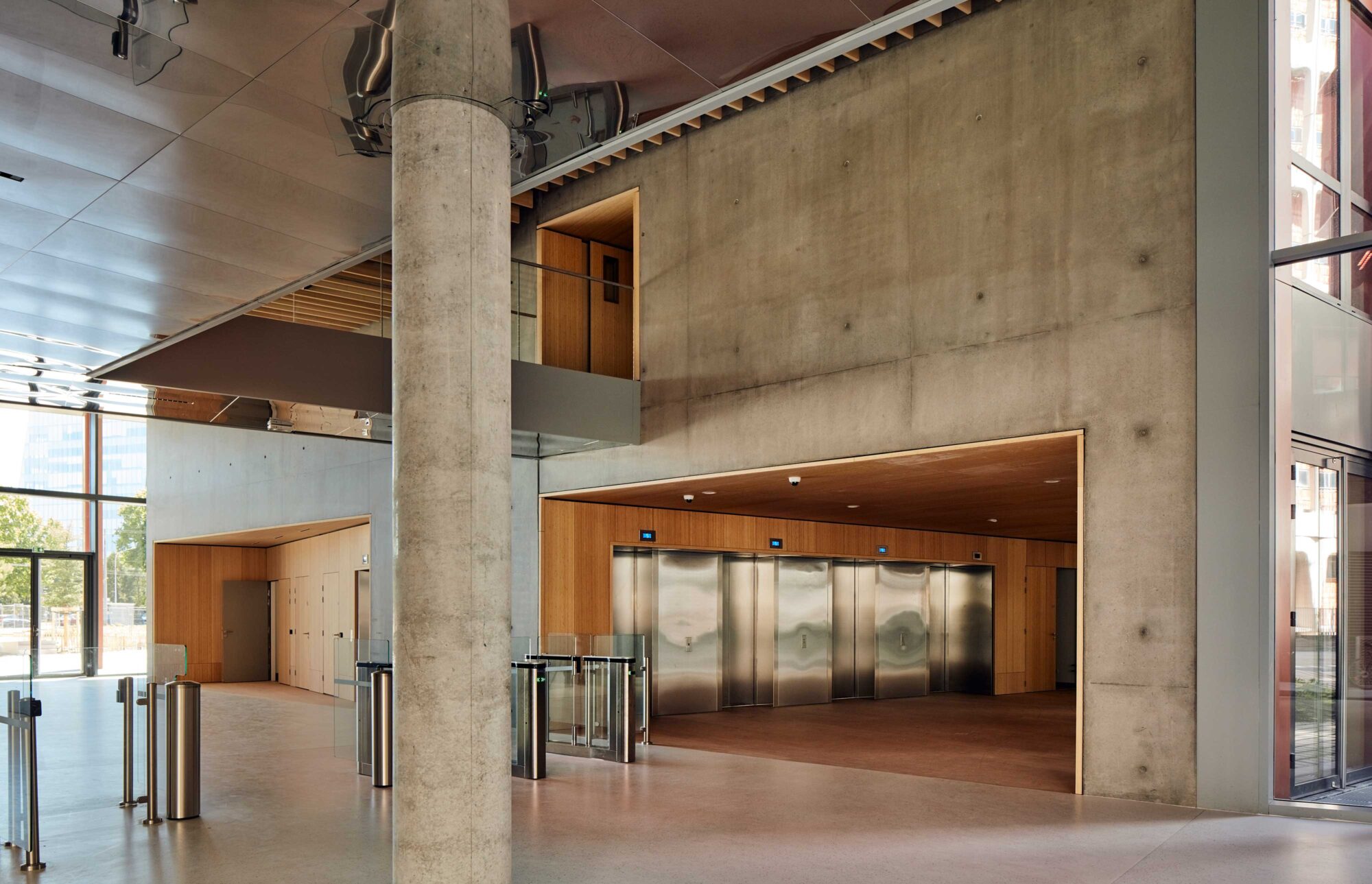 Pannelli e pavimenti in legno naturale Parklex Prodema negli interni del campus Orange a Lione, progettato da Hardel Le Bihan / HGA-Hubert Godet.