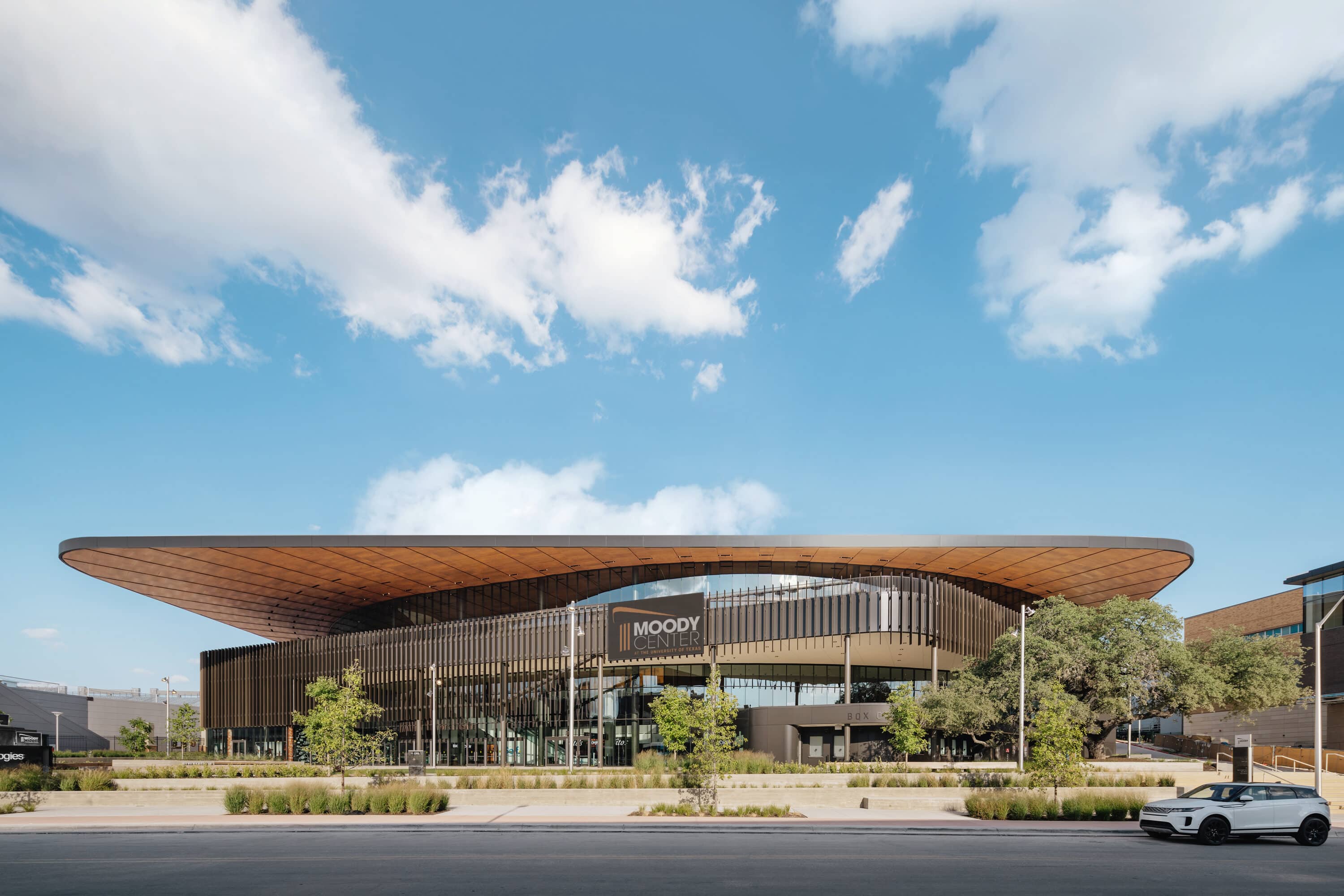 Curved timber installation methods for outdoor spaces: faceted, pre-curved, and in situ panels. Real-life case: Moody Center by Gensler.