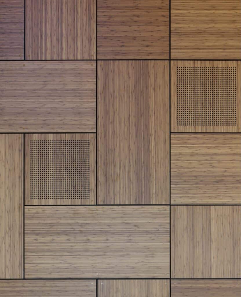 Perforaciones en revestimiento de madera para pared